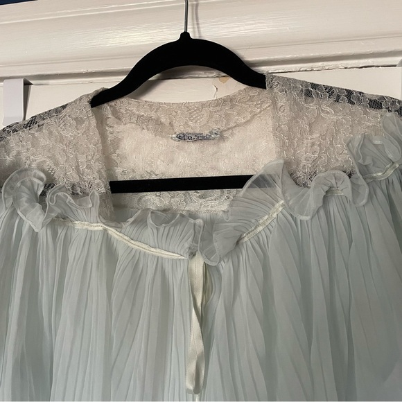 Pale Clue Sheer Lace Caplet - Picture 3 of 3